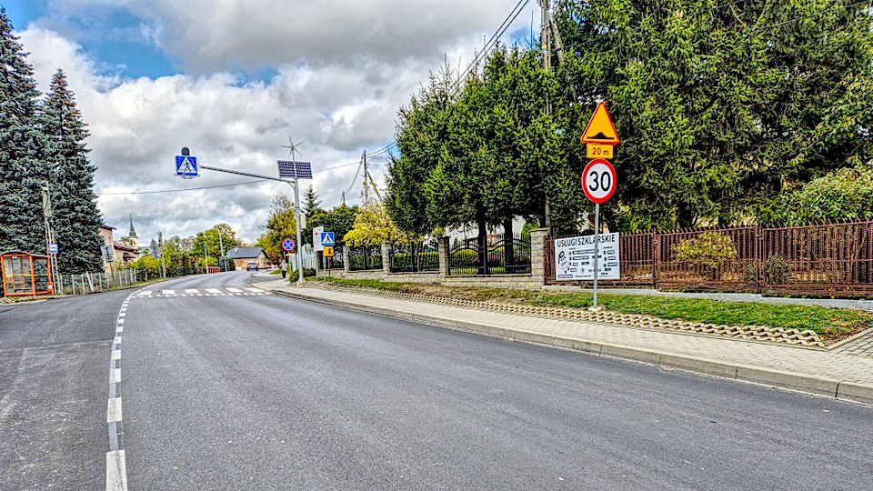 Zakończyła się modernizacja ul. Łukasiewicza w Zręcinie. Odcinek drogi zyskuje nową nawierzchnię