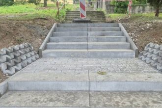 Nowe oblicze popularnego traktu: Trwa remont schodów przy ulicy Piwarskiego w Iwoniczu-Zdroju