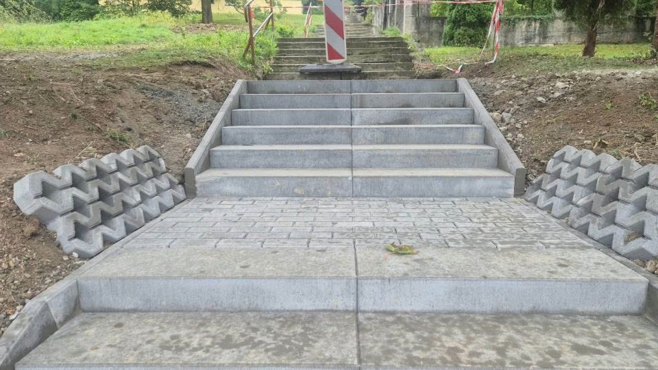 Nowe oblicze popularnego traktu: Trwa remont schodów przy ulicy Piwarskiego w Iwoniczu-Zdroju