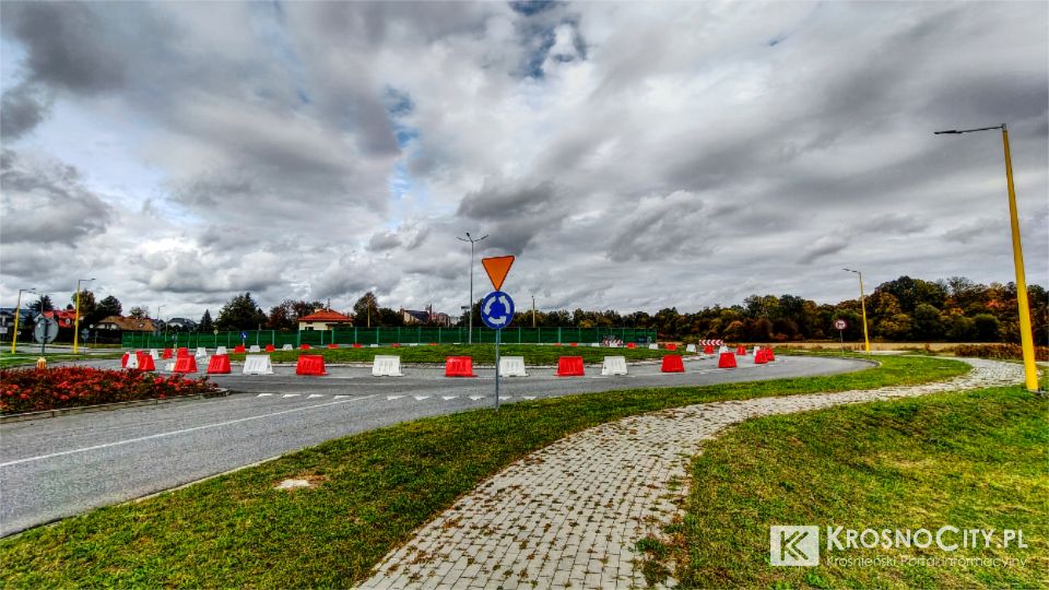 Czy po roku z separatorami rondo Krośnieńskich Lotników doczeka się monitoringu? Radny pyta o bezpieczeństwo