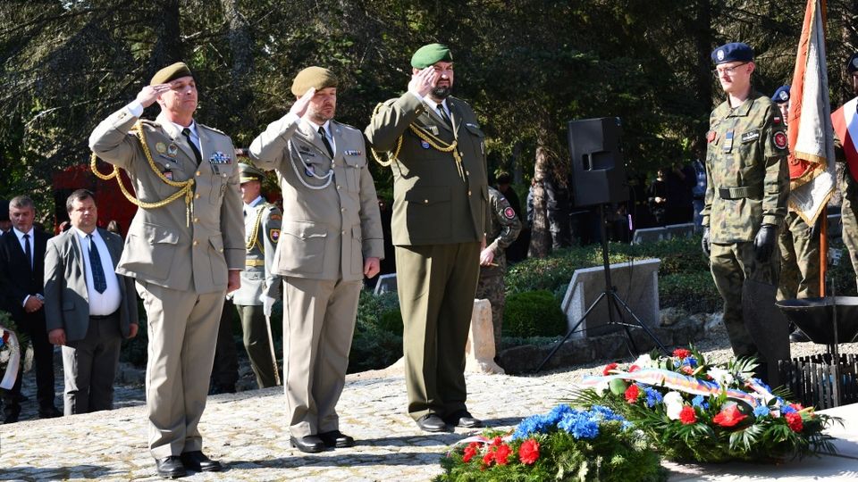 Pamięć i zaduma na Cmentarzu Wojennym w Dukli: Uroczystości ku czci poległych w 1944 roku